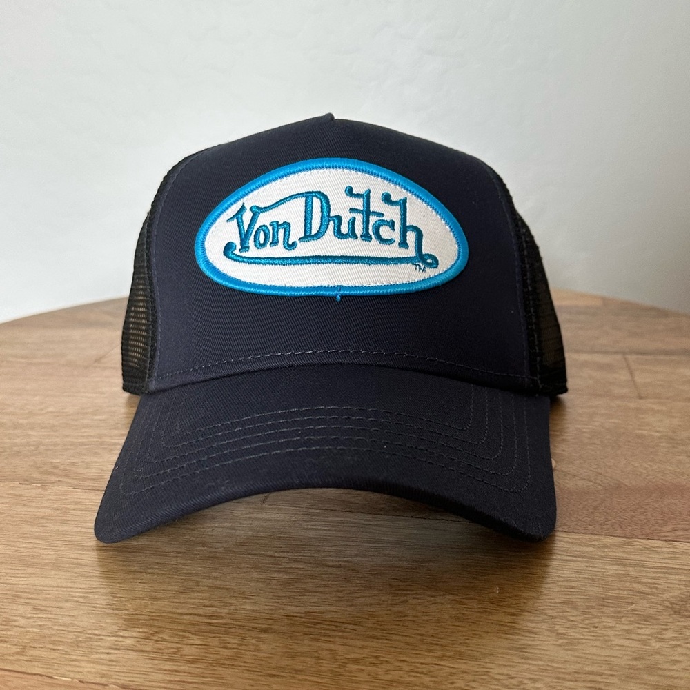 NWT! Von Dutch navy with black mesh trucker hat